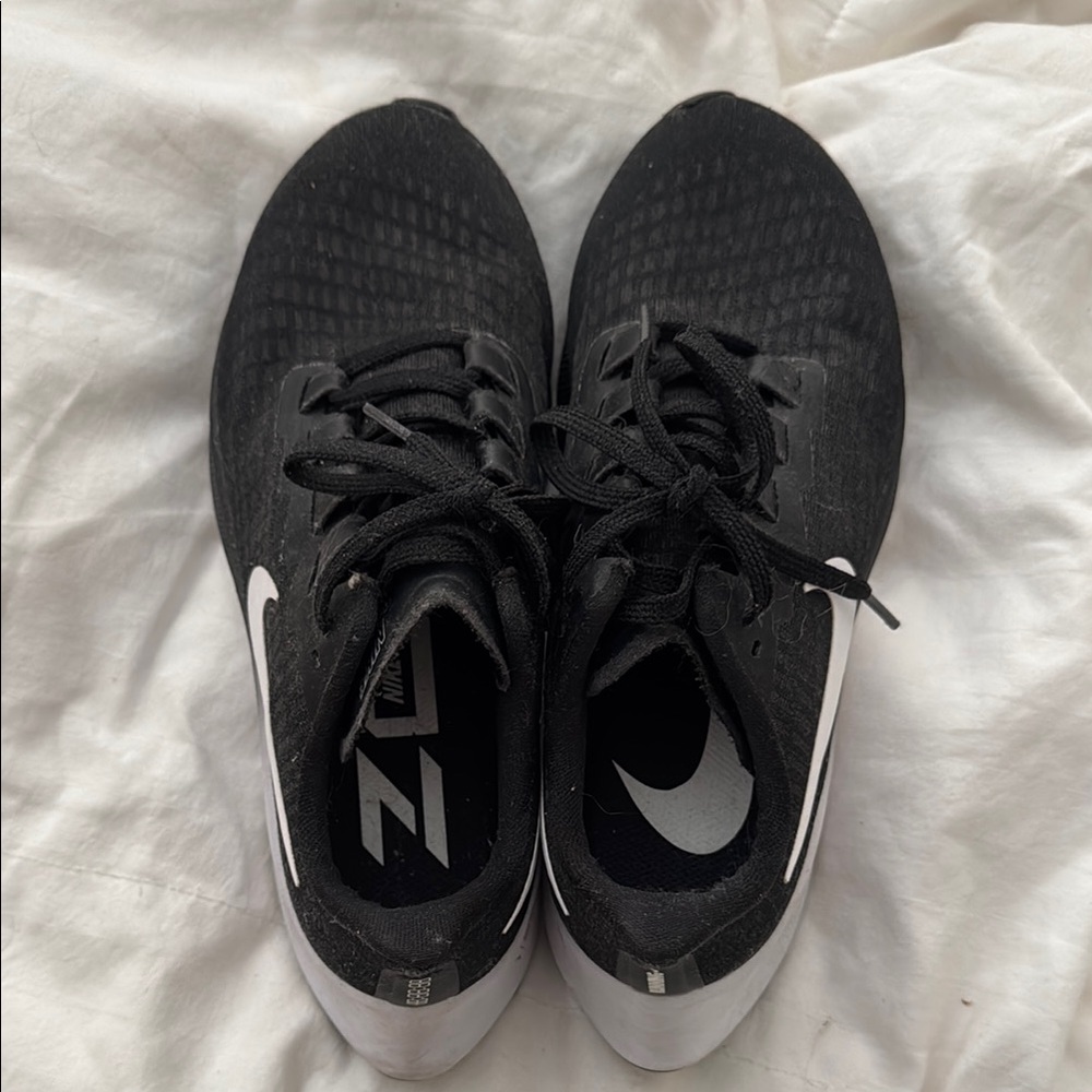 Nike Dual-Tone Black and White Running Shoes
